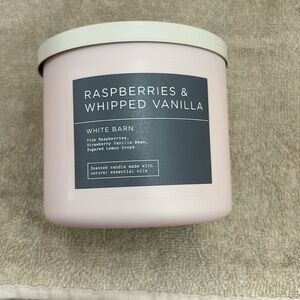 White Barb 3-wick candle in scent Raspberries & whipped vanilla